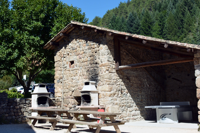 barbecues et table de ping pong